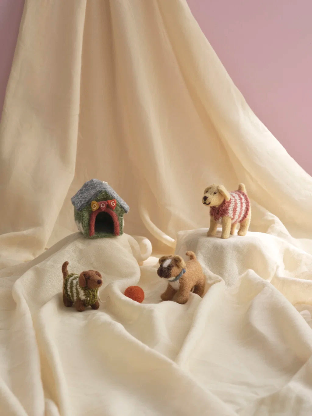 Gry & Sif Dog - Labrador w/Knitted Sweater